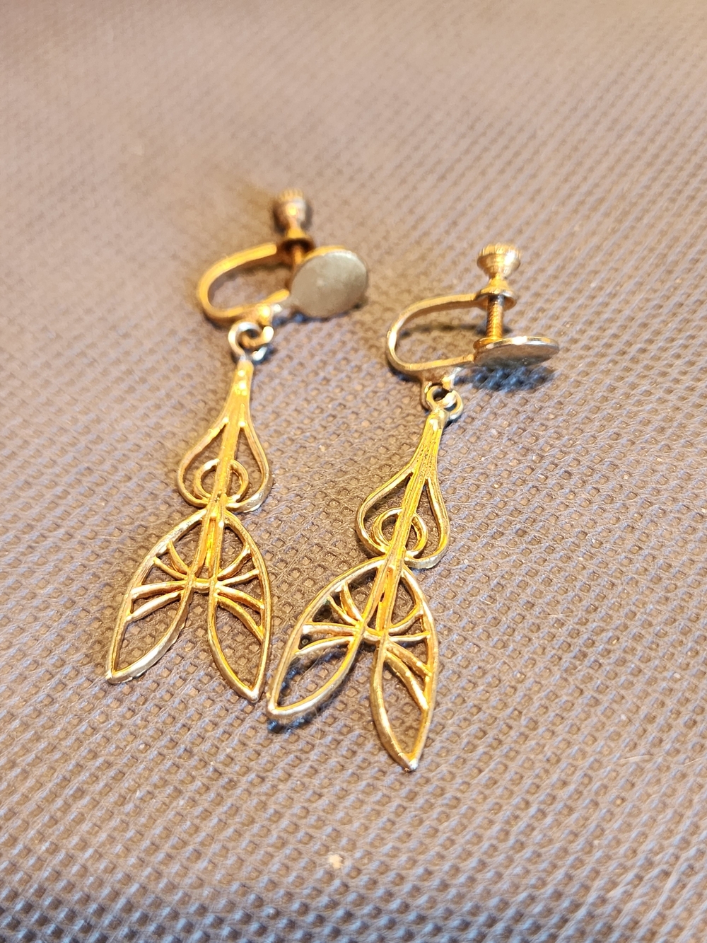 Gold Tone Leaf Drop Screwback Earrings - Elegant Women Jewelry
